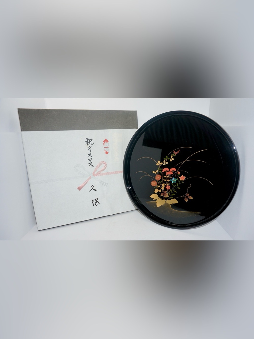 Like New Japanese Lacquerware Round Tray "Sagano" Flower Motif with Box